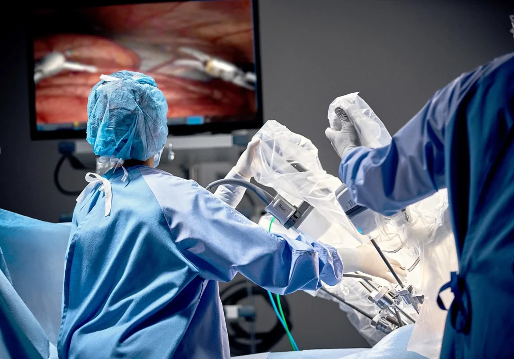 intuitive da vinci xi with operating room staff 1060865 lo res min