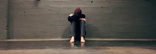 An informative illustration summarizing what anxiety is, its common causes, symptoms, different types such as generalized anxiety and panic disorder, and available treatment options including therapy and medication.